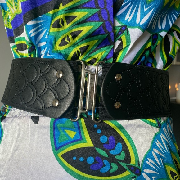 Gorgeous silk material multicolored blouse with attached belt - Picture 3 of 5